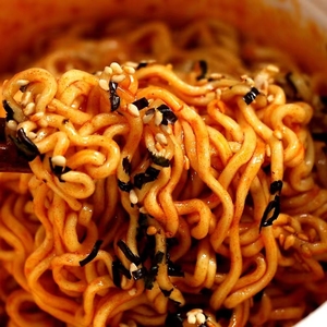 Fideos Instantáneos Coreanos Importados de Turquía, Sabor <span class=keywords><strong>Pollo</strong></span> Cremoso, 105g*16 Tazas, ¡Se Venden Como Pan Caliente! - Product Image 2