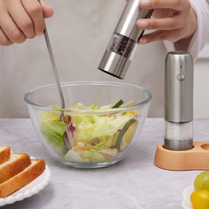 Set di Macinini Elettrici Minimalisti per Sale e <span class=keywords><strong>Pepe</strong></span>, Portatili, in Acciaio Inox di Grado Alimentare, con Elegante Supporto in Legno - Product Image 3