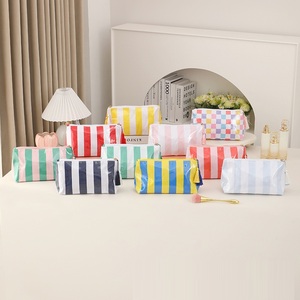 Bolsa de Cosméticos de PVC Brillante con Rayas, Bolsa de Aseo Transparente para Playa, Viajes de Verano, Bolsa de Almacenamiento Transparente para Artículos de Aseo - Product Image 1