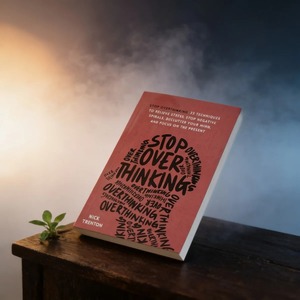 Deja <span class=keywords><strong>de</strong></span> pensar demasiado: <span class=keywords><strong>de</strong></span> Nick Trenton. Libro Esencial sobre Bienestar Mental que Ofrece Estrategias Sencillas para Detener <span class=keywords><strong>el</strong></span> Sobrarepienso y Aliviar <span class=keywords><strong>la</strong></span> <span class=keywords><strong>Ansiedad</strong></span> - Product Image 1