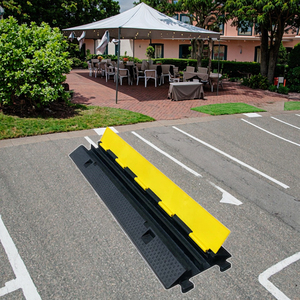 पेशेवर 1-5 चैनल पीले + काले pvc केबल रक्षक रैंप स्पीड भारी शुल्क रबर 3 चैनल सड़क सुरक्षा - Product Image 1