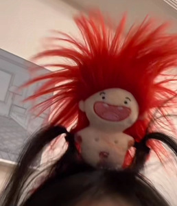 Muñeca <span class=keywords><strong>de</strong></span> moda con aro <span class=keywords><strong>de</strong></span> pelo <span class=keywords><strong>de</strong></span> color, muñeco <span class=keywords><strong>de</strong></span> peluche periférico para mujer, diadema <span class=keywords><strong>de</strong></span> borde ancho francés con pinza para el pelo, accesorios para el cabello - Product Image 3