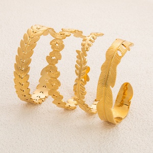 Pulsera de Moda de Acero Inoxidable Chapada en Oro de 18K Estilo INS, Diseño de Cara Ancha con Apertura, Producto al por Mayor - Product Image 1