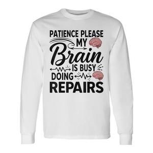 T-shirt à manches longues avec citation « S'il vous plaît, soyez patient, mon cerveau est occupé à effectuer des réparations » - Product Image 1