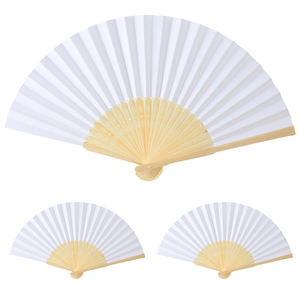 Ventilador de bambú plegable de mano portátil personalizado para mujeres MOQ bajo estilo de arte popular diseño tallado para regalos de negocios de fiesta - Product Image 2