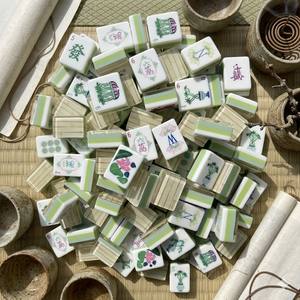 Mahjong artisanal aux tons vert doux et crème, idéal pour les salons de <span class=keywords><strong>thé</strong></span> et les espaces de détente. - Product Image 3