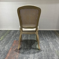 Französischer Stil Louis XVI Kunststoff-Esszimmerstuhl mit Rattanrücken, Bankettstuhl, Hochzeitsstuhl mit weichem Kissen, Silla