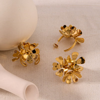 Ensemble de bijoux en acier inoxydable plaqué or 18 carats avec fleurs dorées, comprenant une bague et des boucles d'oreilles, idéal pour les fiançailles, les mariages et le quotidien