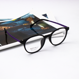 <span class=keywords><strong>Occhiali</strong></span> <span class=keywords><strong>da</strong></span> Lettura di Lusso con Montatura Ovale in Titanio Puro Nero, <span class=keywords><strong>Leggeri</strong></span>, con Lenti Graduate e Motivo Stampato Rosa per Uso Quotidiano - Product Image 5