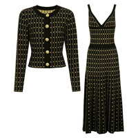 Ensemble deux pièces tendance 2026 pour femme : cardigan en maille fil doré et robe longue camisole avec boutons dorés