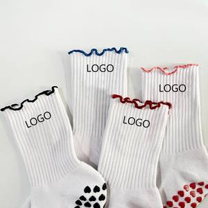 جوارب يوجا ناعمة مطاطية مكشكشة علامة تجارية مخصصة غير قابلة للإنزلاق للنساء جوارب بيلاتيس مخصصة - Product Image 1