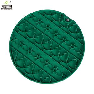 Produit pour chat <span class=keywords><strong>2025</strong></span> tapis à lécher rond chat avec ventouses style arbre de noël assiette à nourriture pour chat plateau à alimentation lente en silicone tapis d'alimentation pour animaux de compagnie - Product Image 1