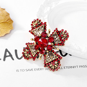 Broche Elegante Dourado com Cruz Vermelha Retrô, Flor e Cristal de Strass, em Liga de Zinco, para Casaco/Terno, Presente de Casamento e Noivado - Product Image 2