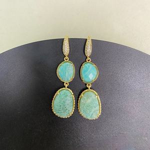 A761 Boucles <span class=keywords><strong>d</strong></span>'oreilles en cristal micro-pavé de zircon cubique avec pierre brute naturelle, boucles <span class=keywords><strong>d</strong></span>'oreilles pendantes en pierre amazonite plaquées or - Product Image 1