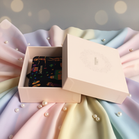 Boîte cadeau en carton rigide avec logo personnalisé, design élégant, recyclable