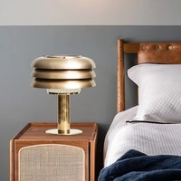 Lampe de table créative moderne et minimaliste de luxe léger, modèle design pour salon, chambre à coucher, chevet, lumière chaude 220V, art nordique doré