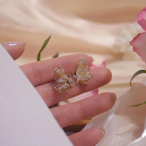 Orecchini a farfalla dorati con zirconi marquise incastonati a griffe per donna, gioielli alla moda per feste, in lega placcata oro 18K - Product Image 5
