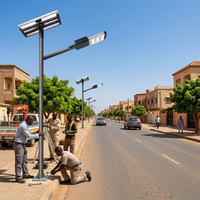 Lampadaire solaire LED 60W, étanche IP66, avec batterie LiFePO4 et télécommande pour utilisation en extérieur sur route