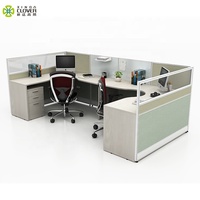 Bureau de travail moderne à deux places, espace ouvert en forme de l, fauteuil, partition