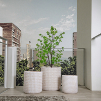 Décorations TT modernes haut de gamme Pots de fleurs et jardinières de grande taille personnalisés sculptés à la main pour le type de paquet d'utilisation de sol de centre commercial