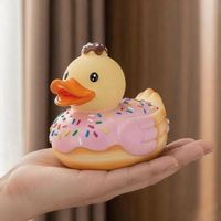 Nouvel Arrivage Transfrontalier Adorable Figurine Décorative en Résine Thème Dessin Animé Canard Gâteau aux Fruits Anime Mignon Créatif avec Confettis