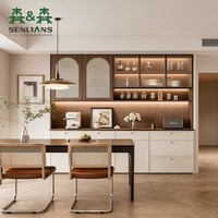 Buffet mural intégré de style français avec portes en verre cannelé cintrées, finition grain de bois, pour salle à manger de villa