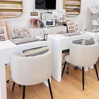 Bureau de manucure moderne personnalisé avec des étagères de rangement spacieuses, table élégante pour salon, spa, studio de beauté, réception