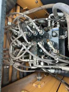 Excavadora de cadenas Hyundai R150w-7 de segunda mano, bien mantenida, con cucharón de 1m³, motor, bomba, caja de cambios, rodamientos, 70kw de potencia y 1 año de garantía. - Product Image 4