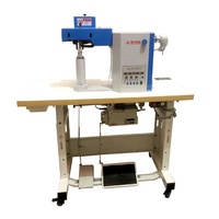 Cimentation automatique séparant les côtés et le talon martelant la machine chaussures de sport faisant la machine supérieure