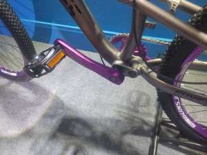 Bicicleta de Alta Calidad para Adultos, 27 Velocidades, Cuadro Ligero de Aluminio, Horquilla con Amortiguación, Frenos de Disco Hidráulicos, Pedales Estándar de Acero ZXC-8 - Product Image 3