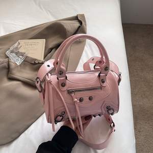 Sac à main à bandoulière unique pour femme en matériau PU doublé de coton, imperméable, avec décoration de rivets - Product Image 4