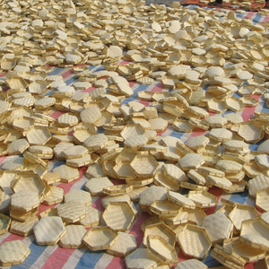 Plato de bambú de Vietnam con hoja de papel interior - Product Image 1