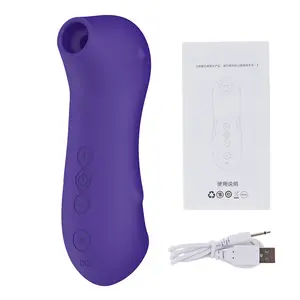 I giocattoli realistici del sesso lesbico caldo indossano la cinghia della cintura del pene artificiale sui dildo per le coppie delle donne