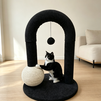 Arbre à chat compact en forme de U avec griffoir en sisal noir, balles interactives, meuble d'intérieur pour chat