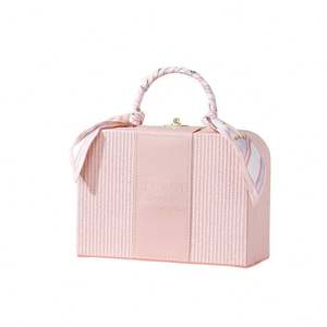 Nouvelle Trousse de Maquillage Rectangulaire Portable en Cuir Style Luxe Léger, Boîte Cadeau Gaufrée avec Foulard en Soie, Idéale pour Mariage (Vide) - Product Image 1