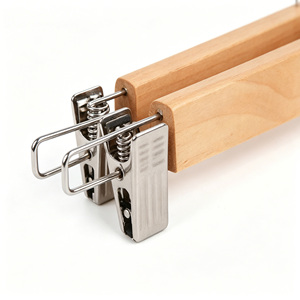 Owentek <span class=keywords><strong>Porte</strong></span>-pantalons et jupes <span class=keywords><strong>en</strong></span> <span class=keywords><strong>bois</strong></span> <span class=keywords><strong>avec</strong></span> pinces et crochets pivotants à 360° antidérapants pour optimiser l'espace de rangement - Product Image 4
