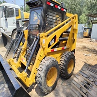 Chargeuse compacte sur pneus CAT 226D d'occasion, mini-chargeuse en bon état, équipement de travail pour espaces étroits