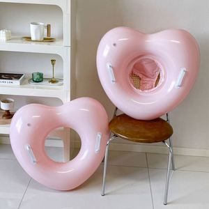 Bouée de bain gonflable en forme de cœur pour enfants - Flotteur de piscine avec poignées et siège, rose et amusant - Product Image 3