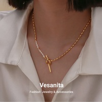 Accessoires de cou pour femmes Bijoux féminins élégants Nœud Design Petites perles naturelles Collier chaîne plaqué or 18 carats pour dames