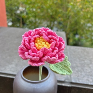 Bouquet de pivoines en coton crocheté à la main de qualité supérieure - Artisanat romantique et rêveur pour la Saint-Valentin et Noël - Product Image 2