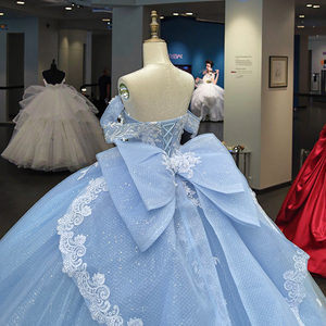 Abito da ballo blu personalizzato Quinceanera con vendita calda applique in pizzo di cristallo e decorazione con motivo amore fiocco decorato abito da sposa - Product Image 2