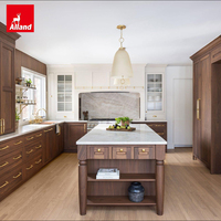 Armoire de cuisine Allandgroup de style bicolore en bois crème et noyer, avec cadre Shaker, porte en verre et poignée dorée