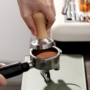Tamper de café Espresso Coffee Tamper Mango de madera Base de hierro plano Estación de apisonamiento de bajo costo Barista Espresso - Product Image 3