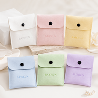 Pochette en microfibre suédée avec bouton-pression, vert sauge, impression en relief, estampage à chaud, OEM ODM, emballage cadeau pour bijoux