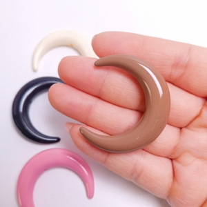 100 pièces/sac Perles intercalaires en vrac en forme de <span class=keywords><strong>lune</strong></span>, couleurs assorties, breloques pour stylos, décoration DIY, fournitures de fabrication de bijoux - Product Image 1