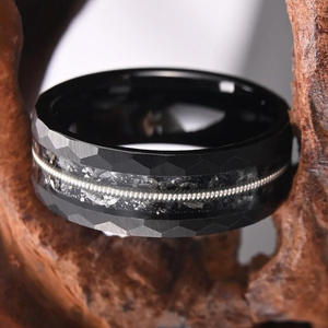 Anneau de guitare en acier tungstène martelé plaqué <span class=keywords><strong>noir</strong></span> de 8 mm de large en carbure de tungstène OEM pour alliance, cadeau pour femme et homme - Product Image 6