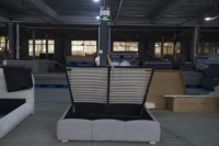 Lit plateforme rembourré moderne Willsoon avec cadre de rangement souple et système de levage hydraulique, doté d'un espace de rangement sous le lit