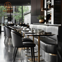 Ensemble de meubles de restaurant Ron Group Luxury : table ronde en marbre, chaise en cuir capitonnée, banquette incurvée.