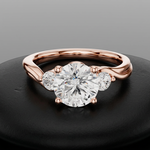 แหวนหมั้นเพชรทรงกลมเจียระไน E VVS2 รับรองโดย IGI ทอง 14K ชุบทองคำแท้ ประดับเพชรเลี้ยงในห้องปฏิบัติการสามเม็ด ดีไซน์หรูหราแบบ Bypass Swirl สำหรับทั้งชายและหญิง - Product Image 1