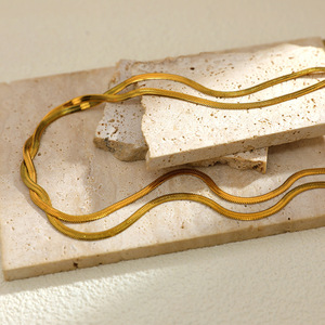 สร้อยคอรูปตัวยูชุบทอง 18K สแตนเลสสตีล เครื่องประดับแฟชั่นสำหรับผู้หญิง - Product Image 3